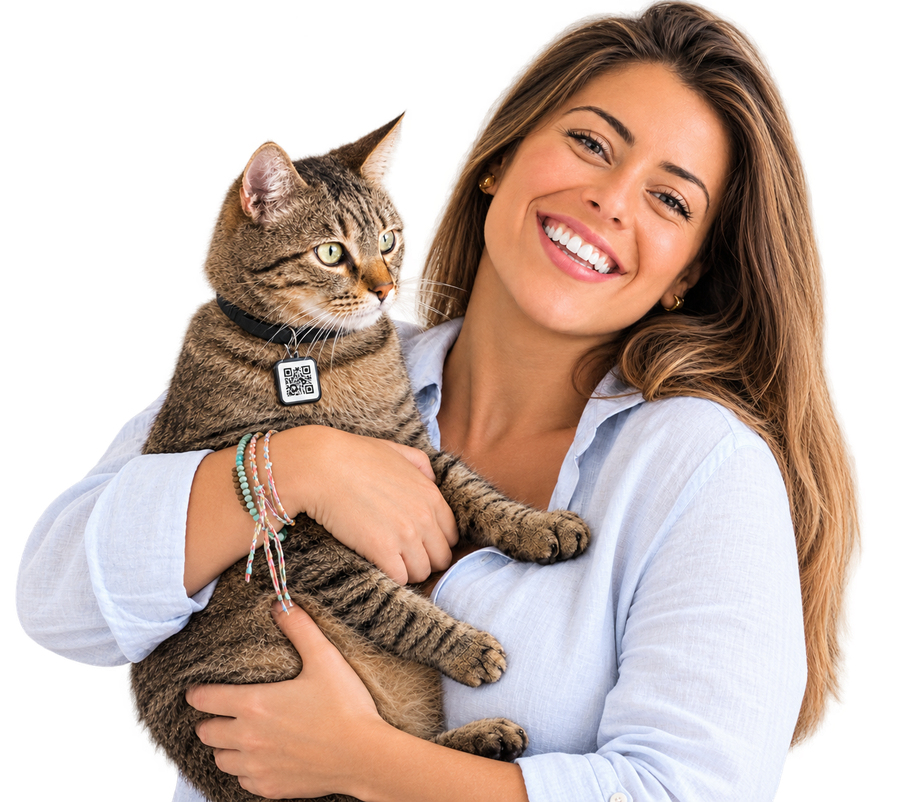 Tutora abrazando a su gato con la placa Amygo PASS en el collar